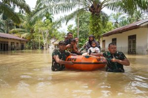 TNI bantu warga terdampak banjir di Aceh