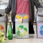 memisahkan sampah