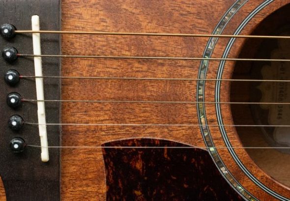 tips mengganti senar gitar