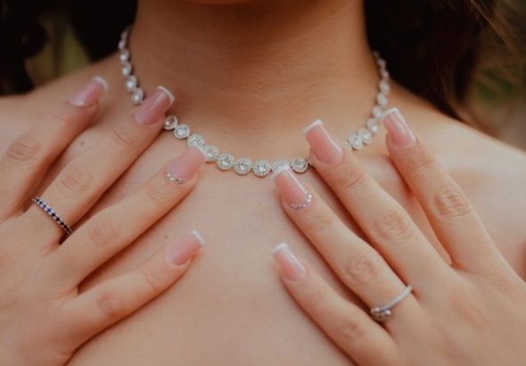 Sumber: https://www.pexels.com/photo/elegant-jewelry-display-on-manicured-hands-34311632/