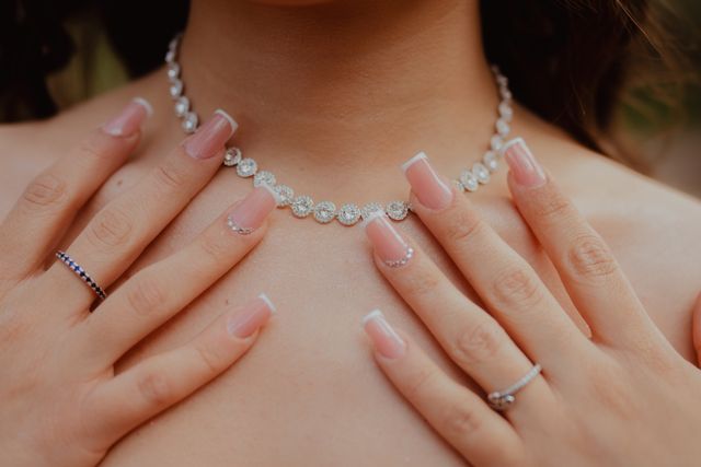 Sumber: https://www.pexels.com/photo/elegant-jewelry-display-on-manicured-hands-34311632/
